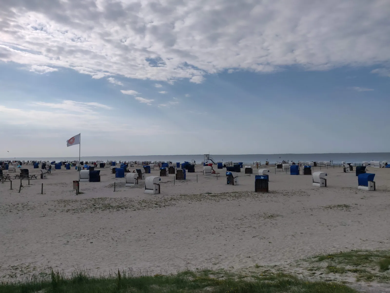 Sandstrand von Carolinensiel-Harlesiel mit vielen Strandkörben unter weitem Himmel