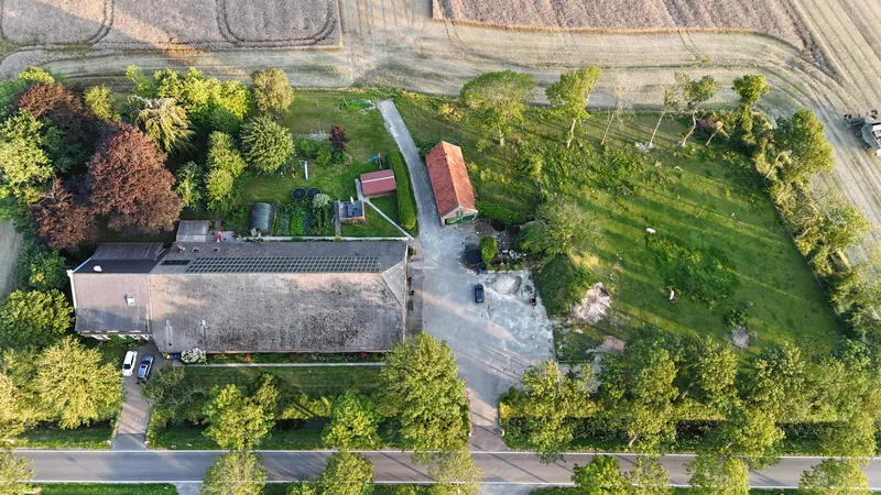 Der Hinrichs Ferienhof von oben mit großem Garten und Wiesen