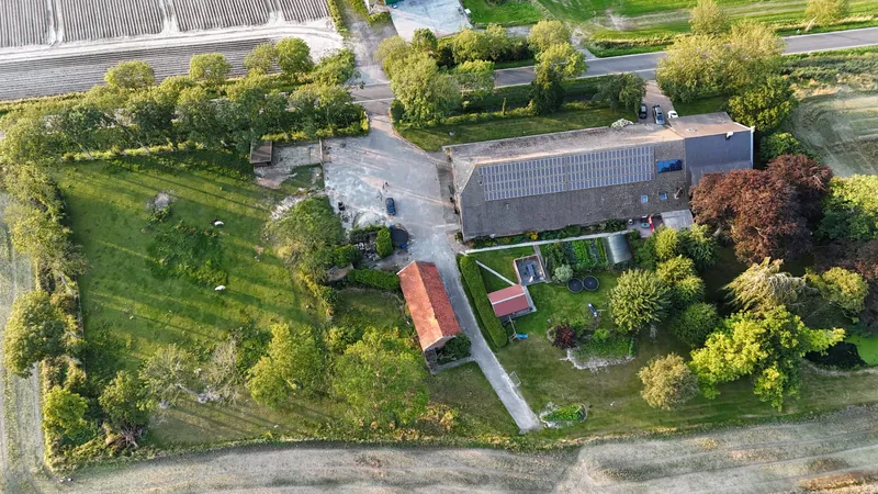 Der Hinrichs Ferienhof von oben: Hofgebäude, Garten und Obstwiese