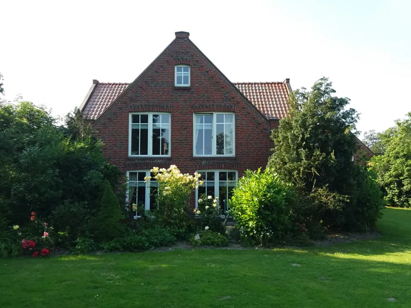 Das Gästehaus von der Straßenseite, auf der Zufahrt zum Haus hin gesehen