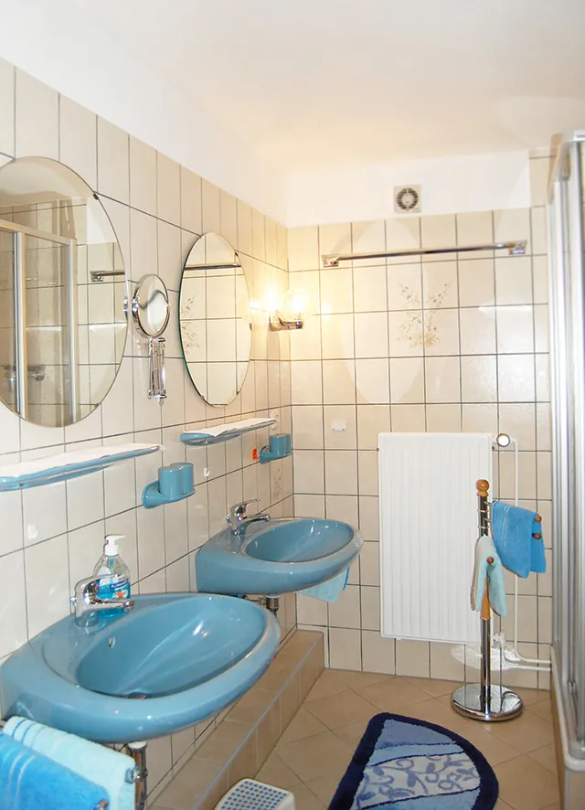 Bad mit Waschbecken und Spiegeln