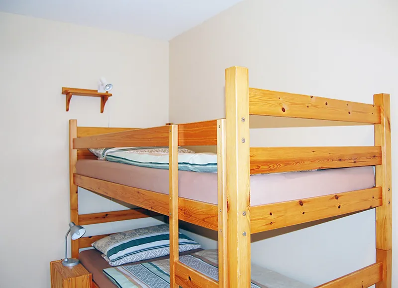 Kinderzimmer mit Etagenbett aus Holz