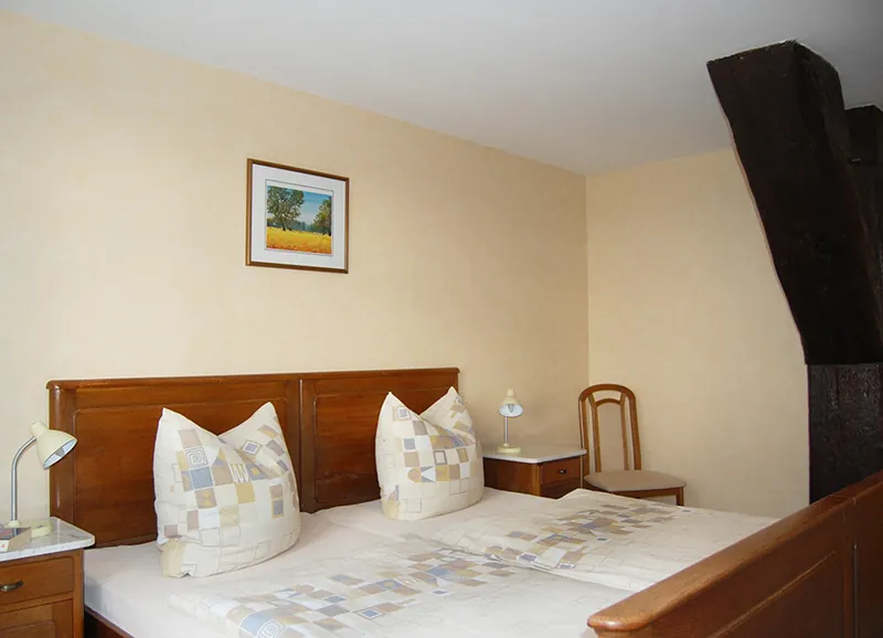Schlafzimmer mit Doppelbett aus Holz