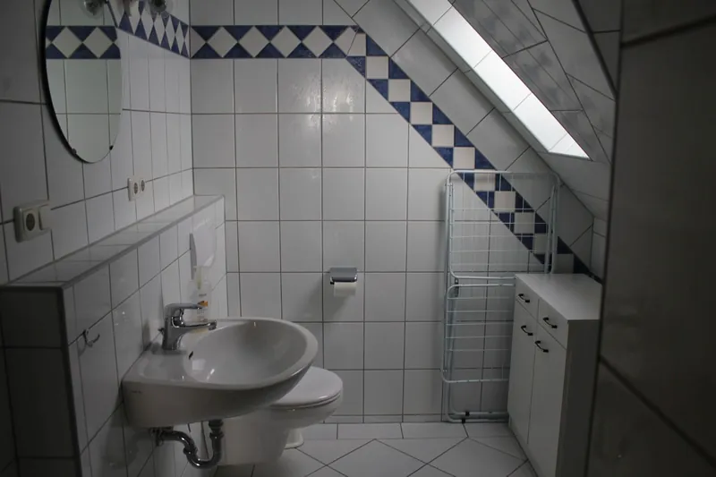 Bad mit Waschbecken unter der Dachschräge