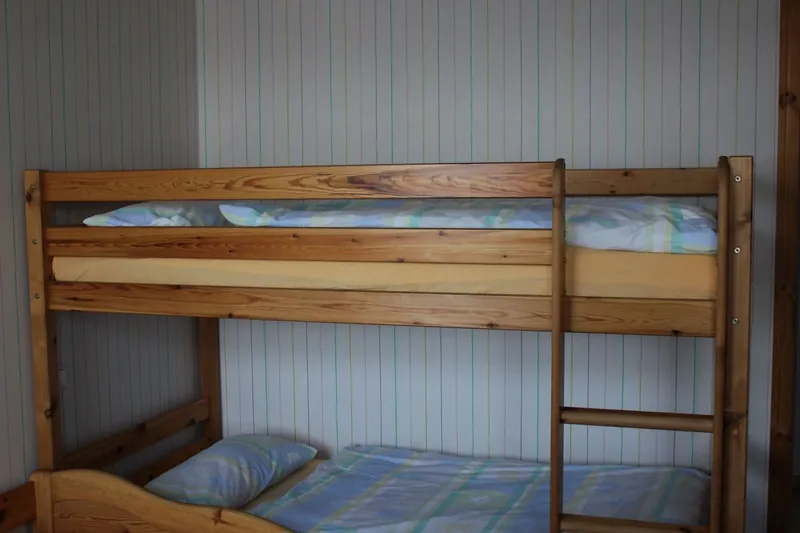 Kinderzimmer mit Etagenbett aus Holz