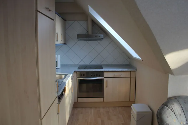 Einbauküche mit Backofen unter der Dachschräge