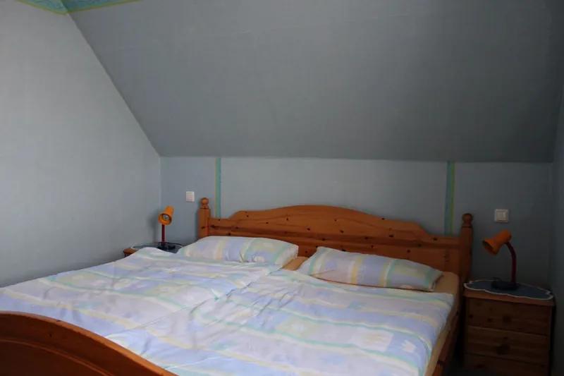 Schlafzimmer mit Doppelbett