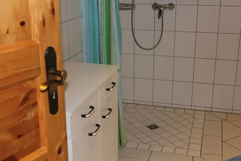 Bad mit ebenerdigem Duschplatz
