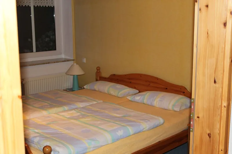 Schlafzimmer mit Doppelbett