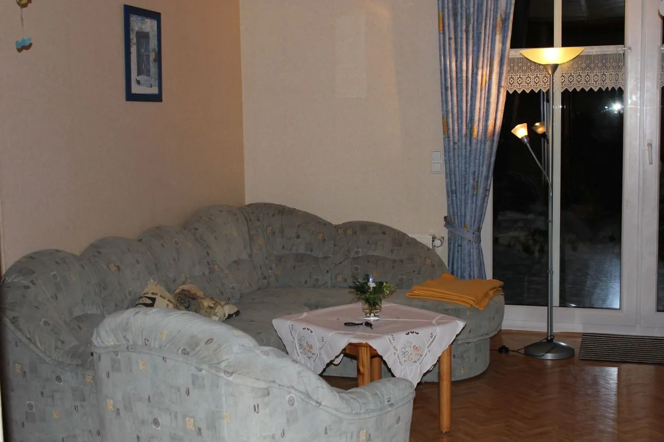 Wohnbereich der Ferienwohnung Langeoog mit Sitzgruppe und Terrassentür