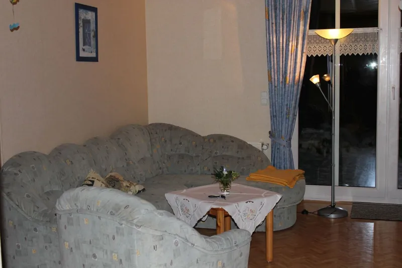 Wohnbereich der Ferienwohnung Langeoog mit Sitzgruppe und Terrassentür