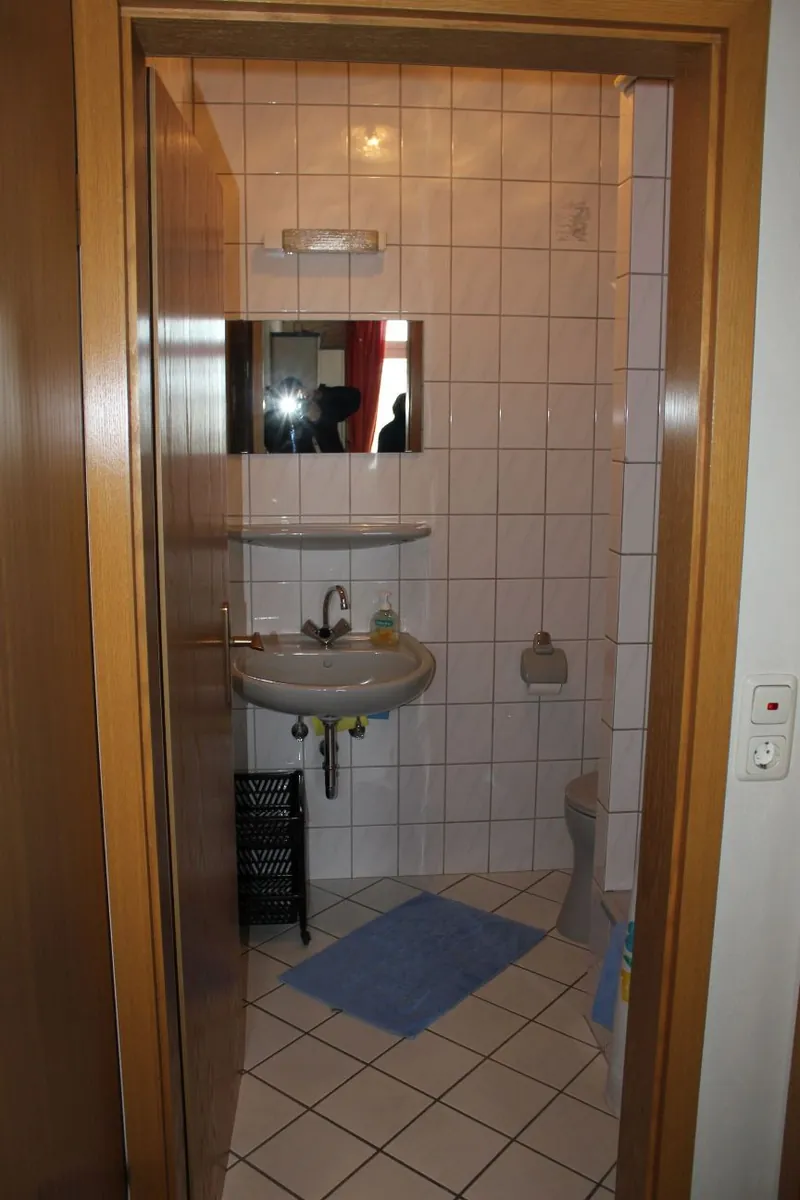 Bad mit Waschbecken und WC