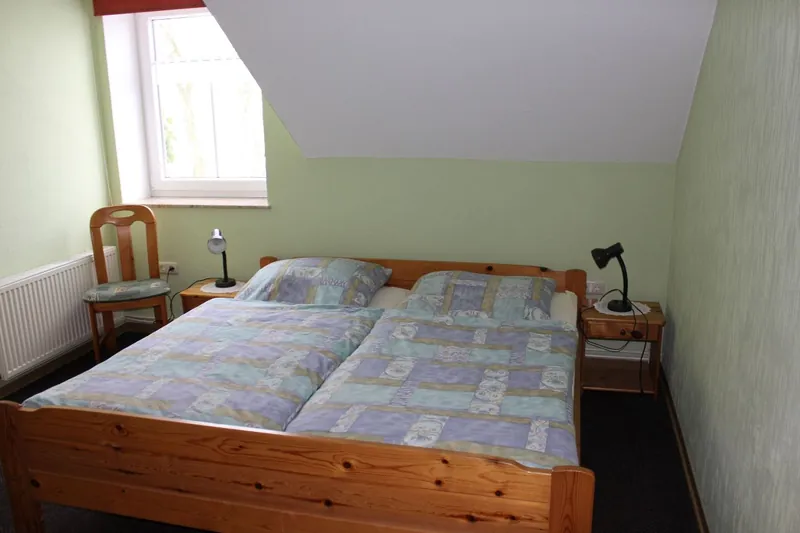 Schlafzimmer mit Doppelbett