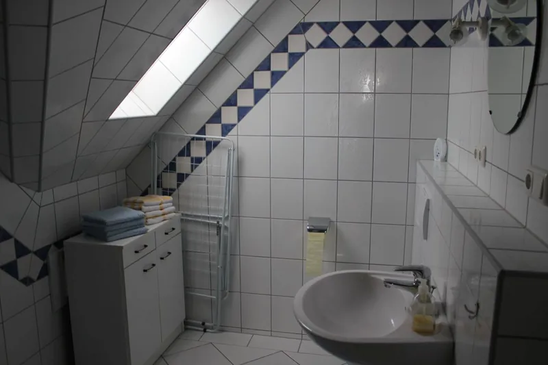 Bad mit Waschbecken und Dachfenster