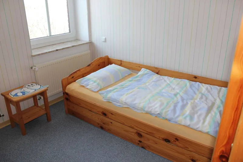 Einzelbett am Fenster im Kinderzimmer