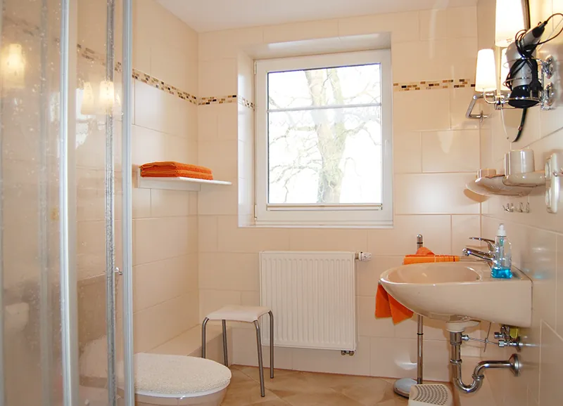 Bad mit Dusche, Waschbecken und Fenster