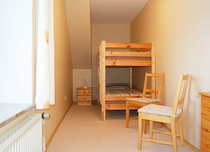 Kinderzimmer mit Etagenbett unter der Dachschräge