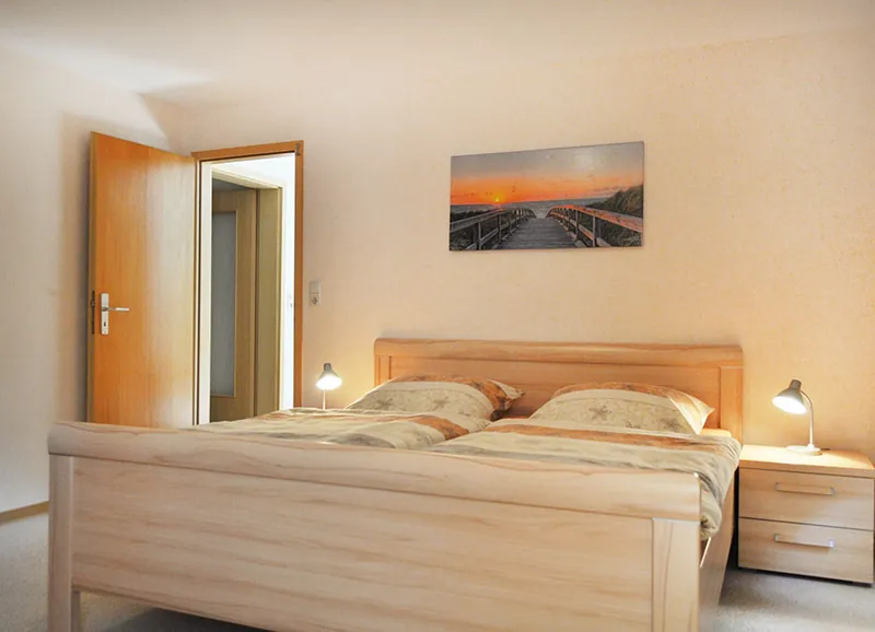 Schlafzimmer mit Doppelbett und Nachttischen