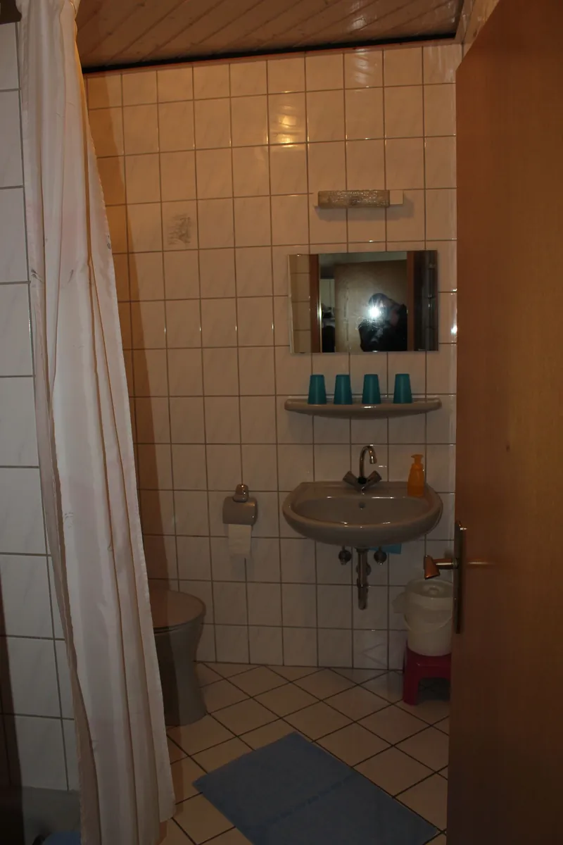 Bad mit Waschbecken und WC