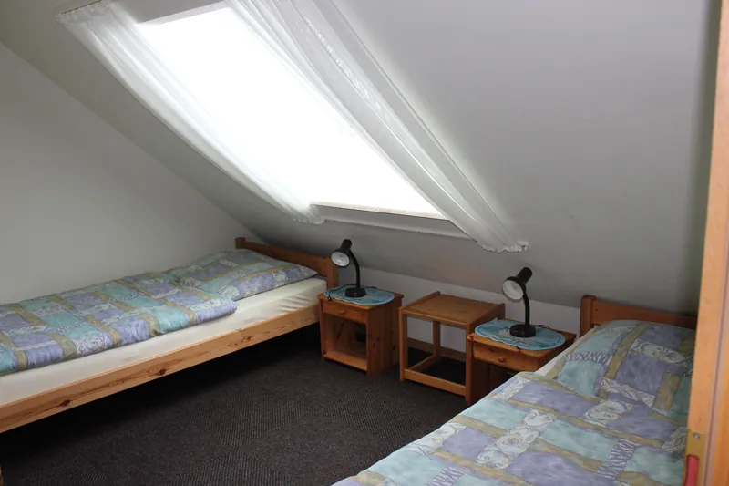 Zweites Kinderzimmer mit zwei Einzelbetten