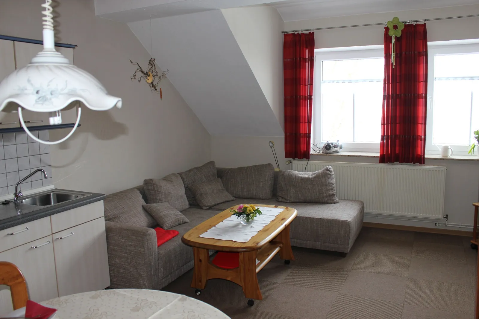 Wohnbereich der Ferienwohnung Spiekeroog mit Ecksofa und Couchtisch