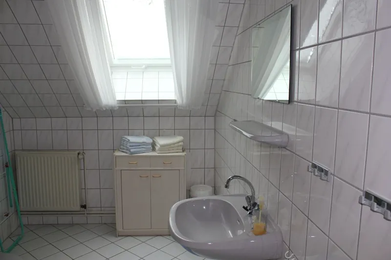 Helles Bad mit Waschbecken und Dachfenster